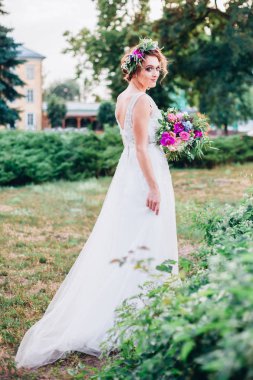 Gelinlik içinde güzel bir gelin