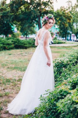 Gelinlik içinde güzel bir gelin