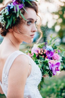 Gelinlik içinde güzel bir gelin