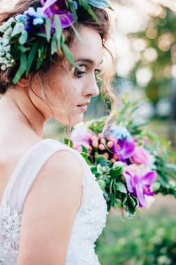 Gelinlik içinde güzel bir gelin