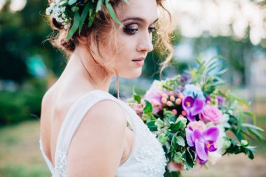 Gelinlik içinde güzel bir gelin