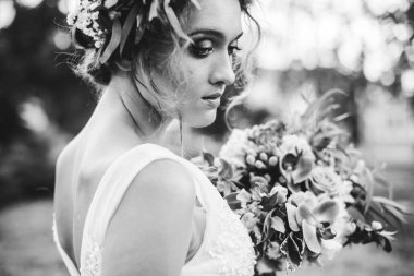 Gelinlik içinde güzel bir gelin