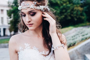 Gelinlik içinde güzel bir gelin