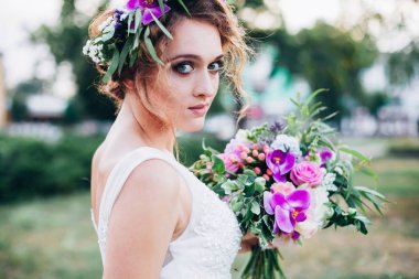 Gelinlik içinde güzel bir gelin