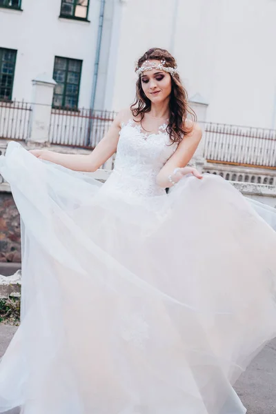 Krásná nevěsta ve svatebních šatech — Stock fotografie