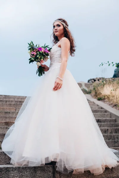 Pengantin cantik dengan gaun pengantin — Stok Foto