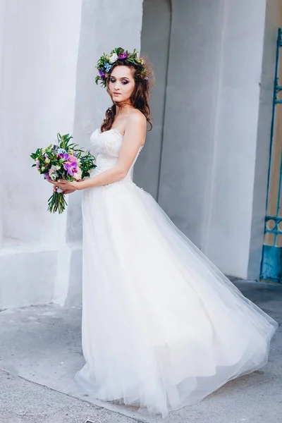 Krásná nevěsta ve svatebních šatech — Stock fotografie