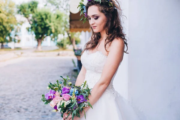 Hermosa novia en un vestido de novia —  Fotos de Stock