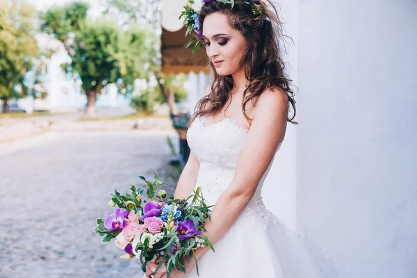 Belle mariée dans une robe de mariée — Photo