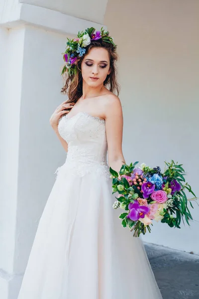 Pengantin cantik dengan gaun pengantin — Stok Foto