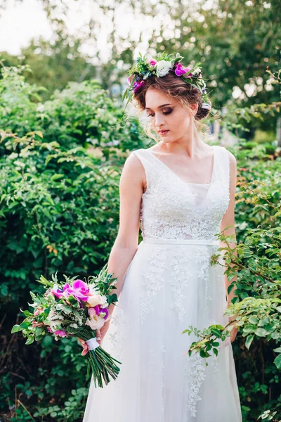 ウェディングドレスを着た美しい花嫁 — ストック写真