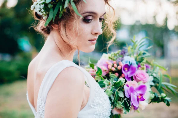 Gelinlik içinde güzel bir gelin