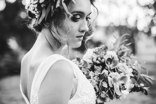 Gelinlik içinde güzel bir gelin