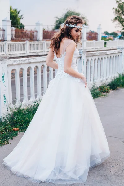 ウェディングドレスを着た美しい花嫁 — ストック写真