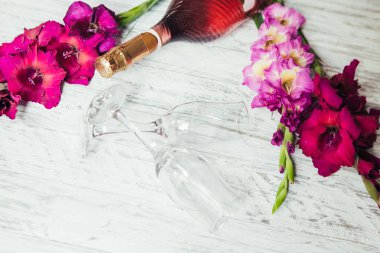 çiçekler ve gıda Beyaz ahşap zemin üzerinde