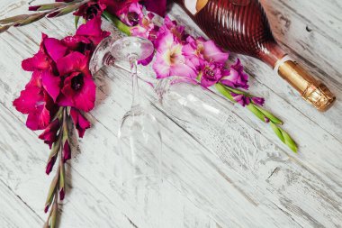 çiçekler ve gıda Beyaz ahşap zemin üzerinde