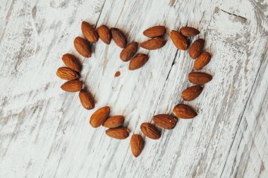 çiçekler ve gıda Beyaz ahşap zemin üzerinde