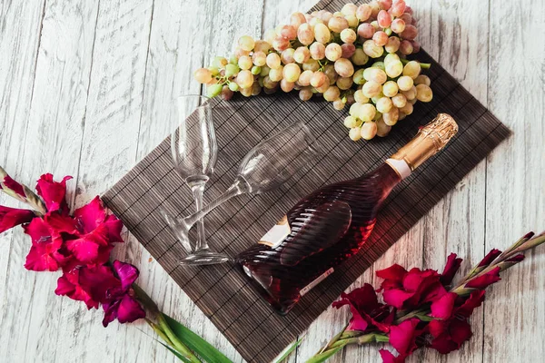 Flores y comida sobre un fondo blanco de madera —  Fotos de Stock