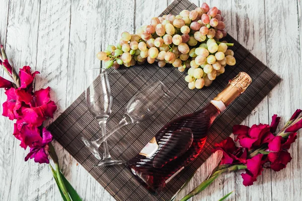 Flores y comida sobre un fondo blanco de madera —  Fotos de Stock