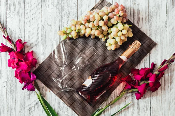 Flores y comida sobre un fondo blanco de madera —  Fotos de Stock