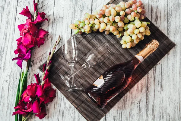 Flores y comida sobre un fondo blanco de madera —  Fotos de Stock