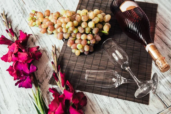 Flores y comida sobre un fondo blanco de madera —  Fotos de Stock