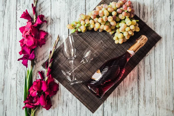 Flores y comida sobre un fondo blanco de madera —  Fotos de Stock