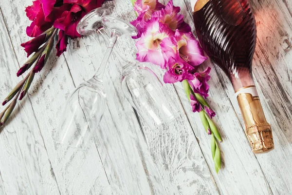 Flores y comida sobre un fondo blanco de madera —  Fotos de Stock