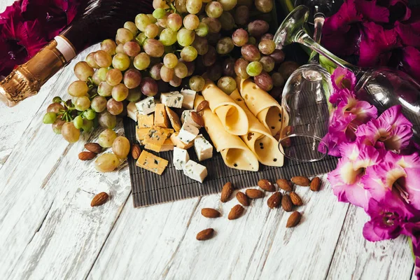 Flores e comida em um fundo de madeira branco — Fotografia de Stock