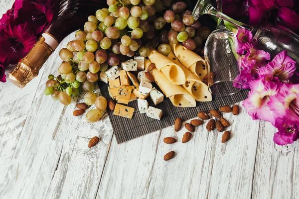 Flores y comida sobre un fondo blanco de madera —  Fotos de Stock