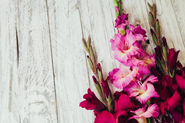 çiçekler ve gıda Beyaz ahşap zemin üzerinde