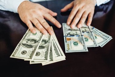 Ahşap arka planda 100 dolarlık banknotlar