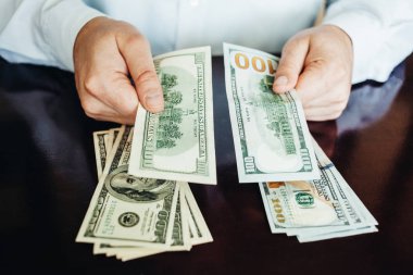 Ahşap arka planda 100 dolarlık banknotlar