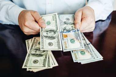 Ahşap arka planda 100 dolarlık banknotlar