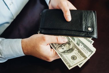 Ahşap arka planda 100 dolarlık banknotlar