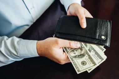 Ahşap arka planda 100 dolarlık banknotlar