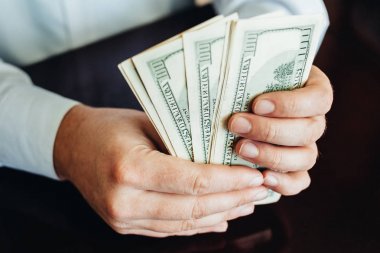 Ahşap arka planda 100 dolarlık banknotlar