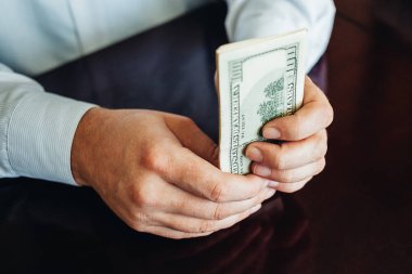 Ahşap arka planda 100 dolarlık banknotlar
