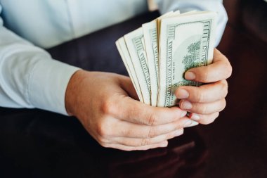 Ahşap arka planda 100 dolarlık banknotlar