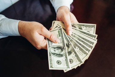 Ahşap arka planda 100 dolarlık banknotlar