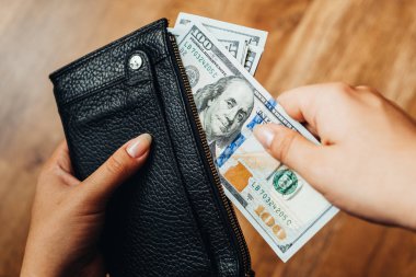 Ahşap arka planda 100 dolarlık banknotlar