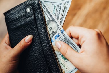 Ahşap arka planda 100 dolarlık banknotlar