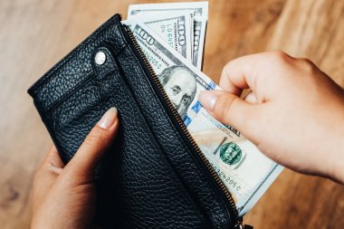 Ahşap arka planda 100 dolarlık banknotlar