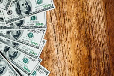 Ahşap arka planda 100 dolarlık banknotlar