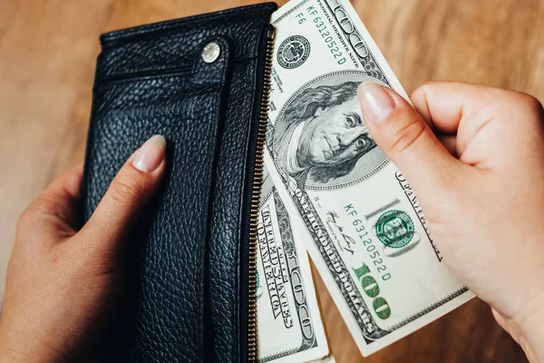 Ahşap arka planda 100 dolarlık banknotlar