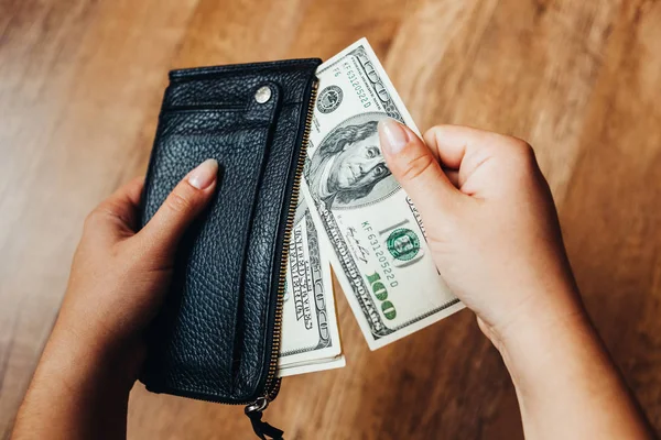 Honderd dollar biljetten op een houten achtergrond — Stockfoto