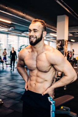 Jimnastik salonu kas adam