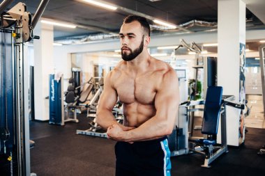 Jimnastik salonu kas adam