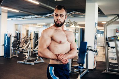 Jimnastik salonu kas adam