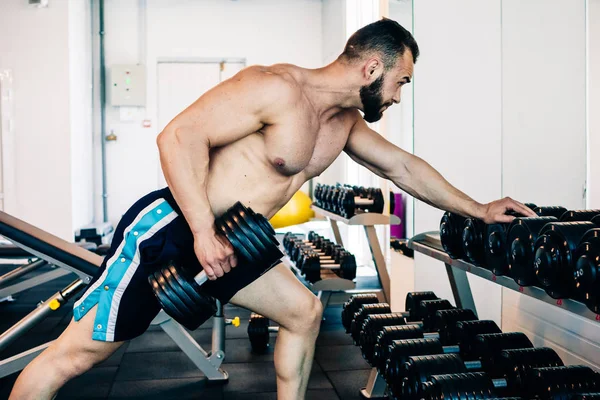 Muscular guy in the gym — Stock Photo, Image